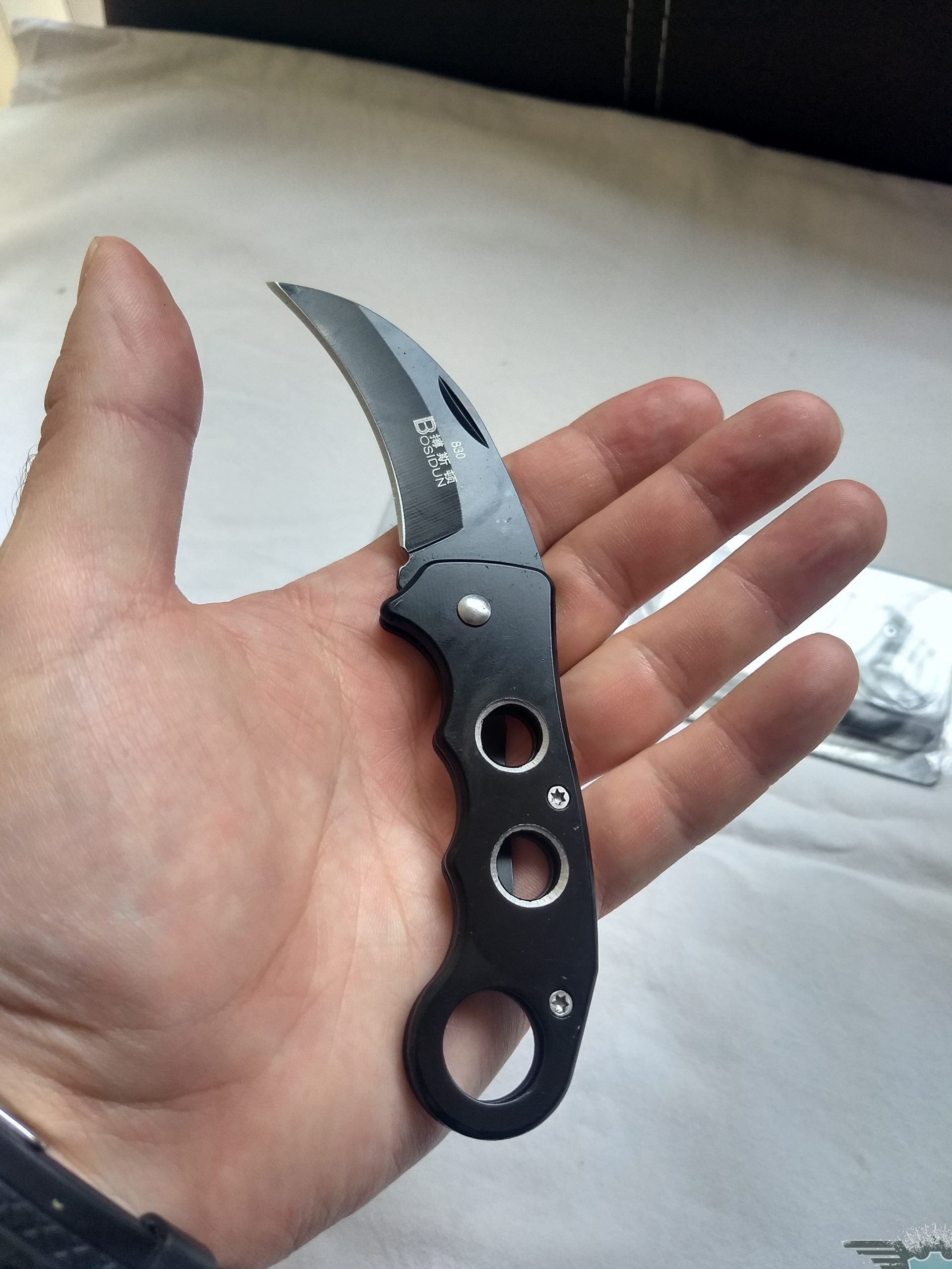 Navaja tipo KARAMBIT abatible