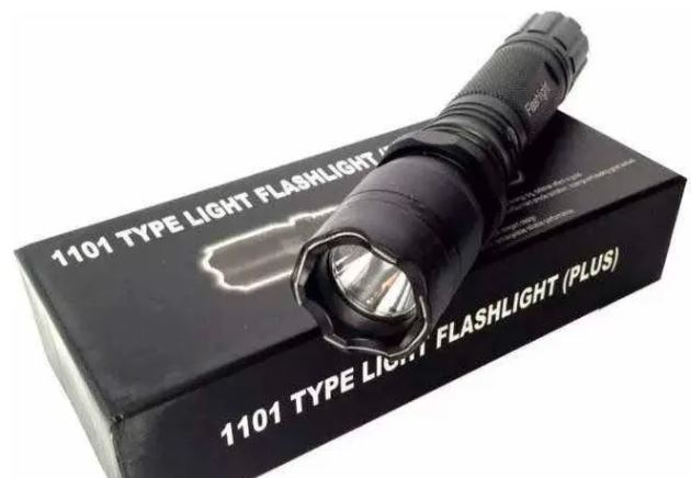 Lámpara Policial con Defensa Eléctrica y 500 Lúmenes – Compacta, Recargable y Segura M1101