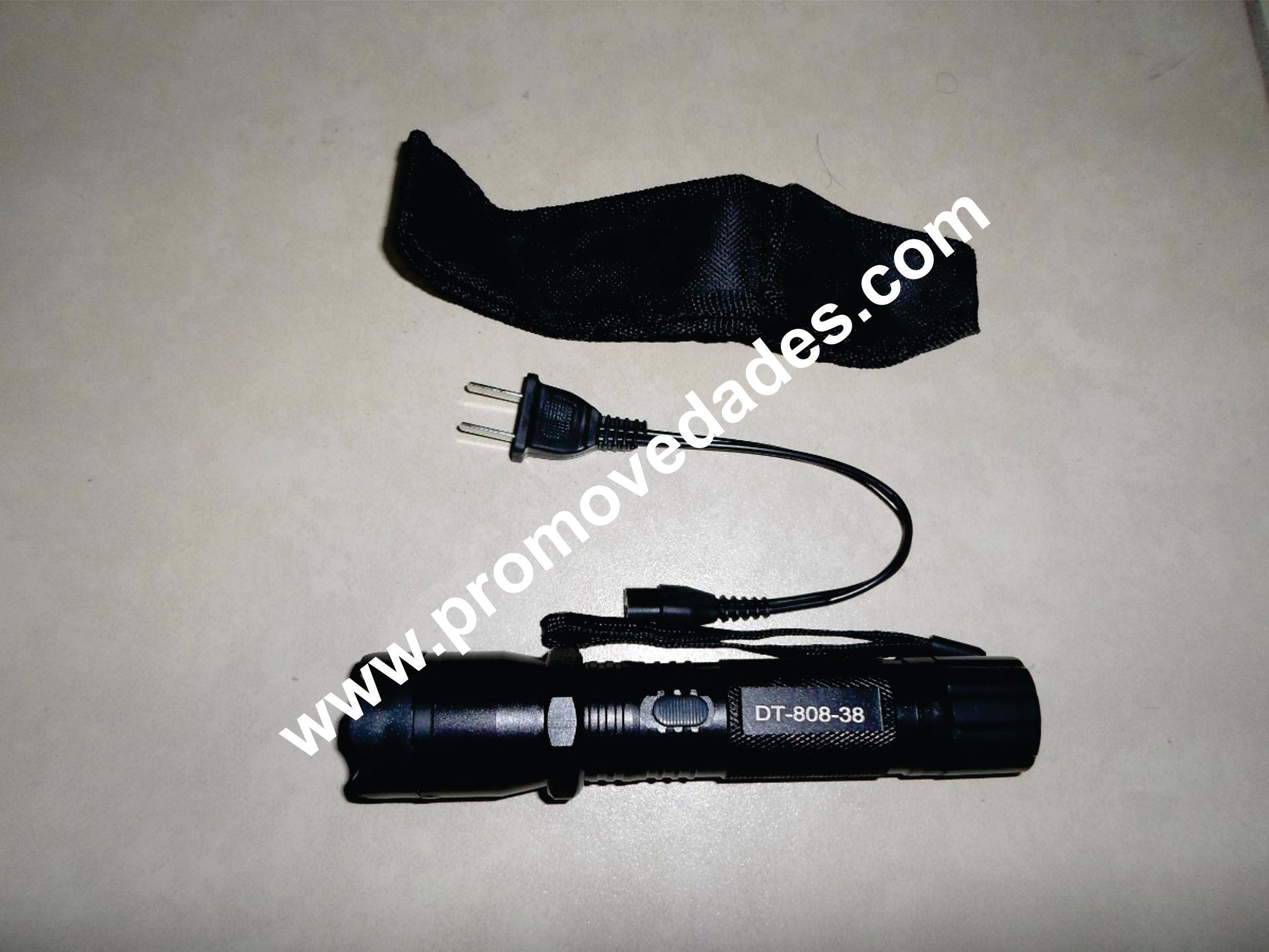 Lámpara Policial con Defensa Eléctrica y 500 Lúmenes – Compacta, Recargable y Segura M1101